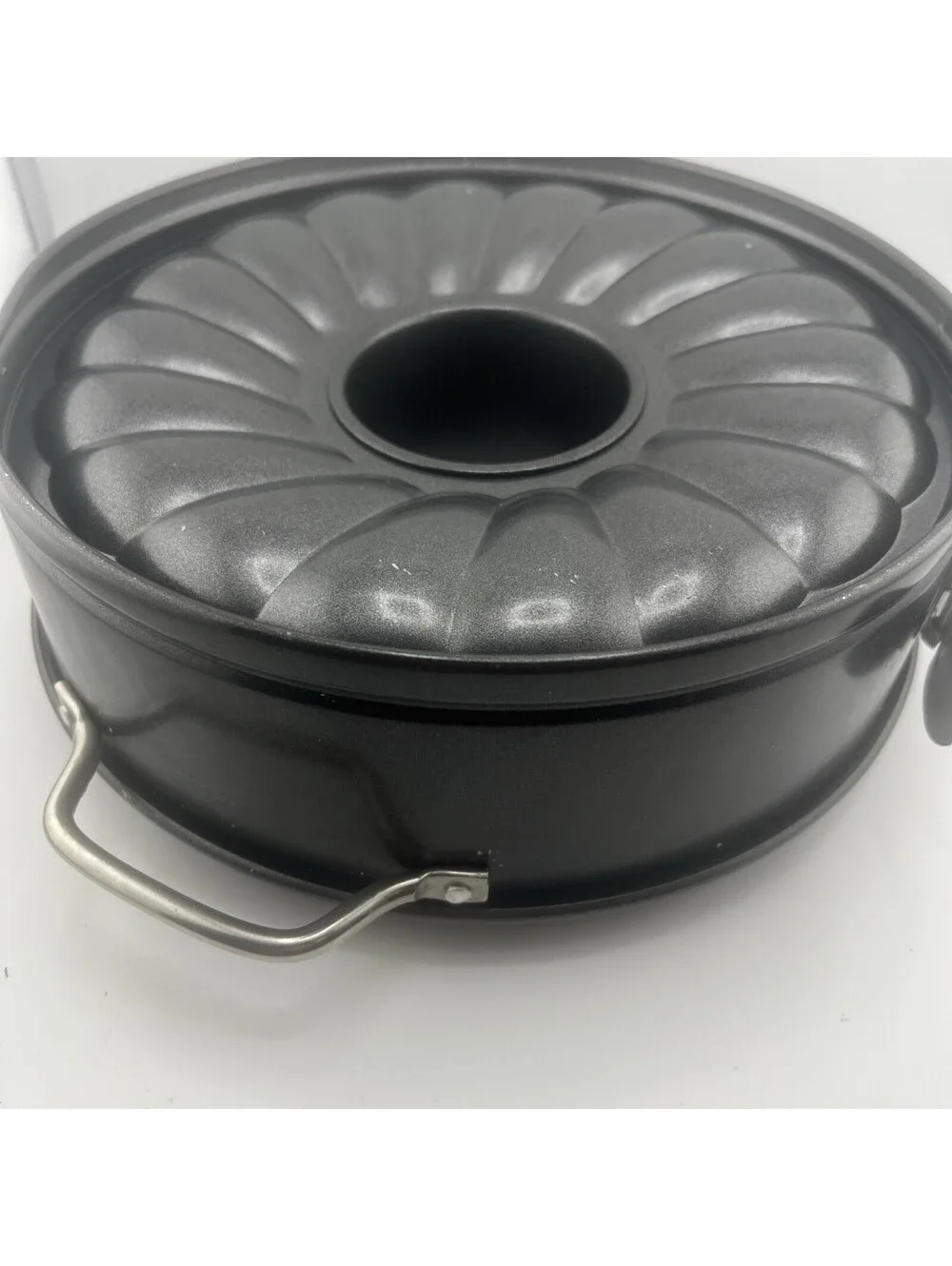 The Pampered Chef 9.5 Inch Nonstick Springform  Bundt Pan Complete PA Scallopped